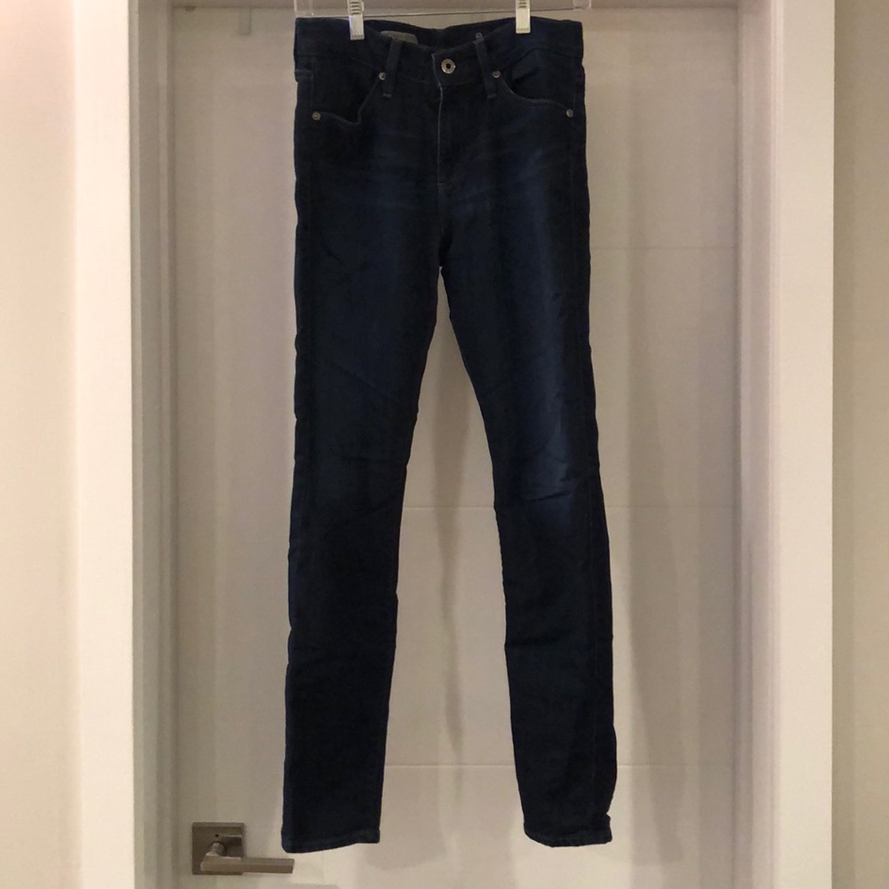 High-waisted jeans